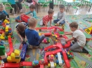 Przedszkolaki budują makietę Tarnowa