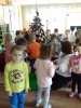 Przedszkolaki ubierają choinki_11