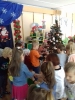 Przedszkolaki ubierają choinki_12