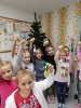 Przedszkolaki ubierają choinki_1