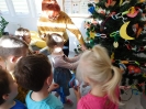 Przedszkolaki ubierają choinki_1
