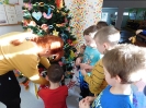 Przedszkolaki ubierają choinki_2