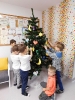 Przedszkolaki ubierają choinki_5