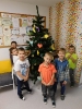 Przedszkolaki ubierają choinki_6