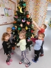 Przedszkolaki ubierają choinki_7