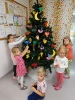 Przedszkolaki ubierają choinki_8