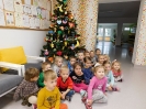 Przedszkolaki ubierają choinki_9